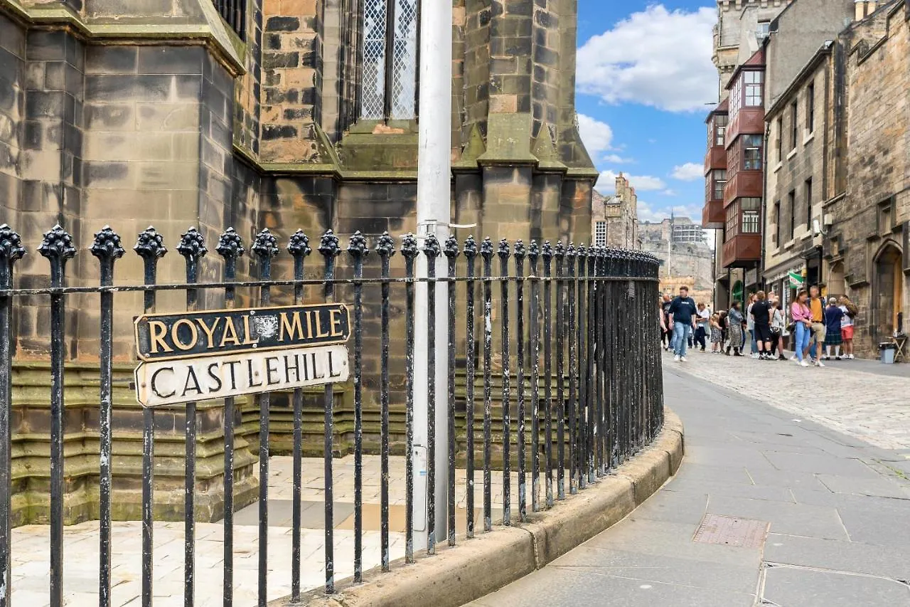 Unique 2 Bedroom Castle Suite Apartment - Near Edinburgh Castle & Royal Mile