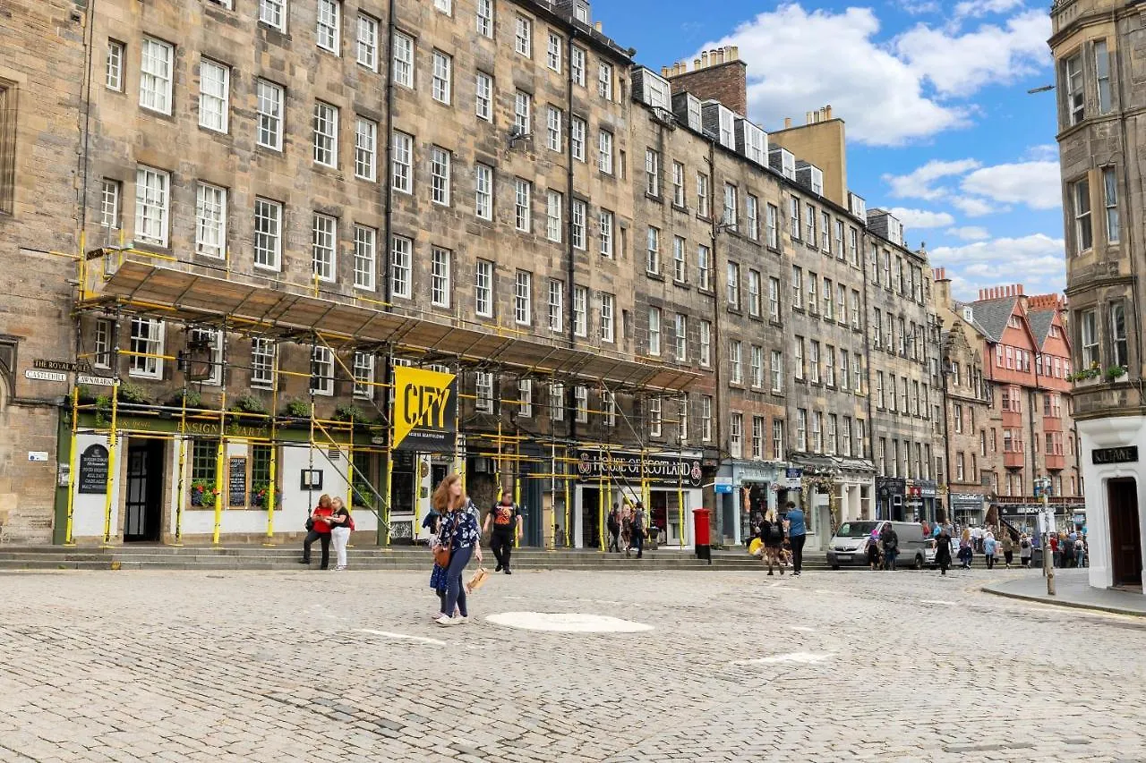 Unique 2 Bedroom Castle Suite Apartment - Near Edinburgh Castle & Royal Mile