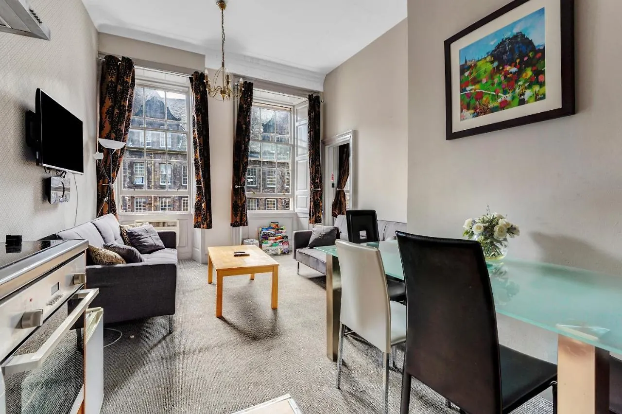 Unique 2 Bedroom Castle Suite Apartment - Near Edinburgh Castle & Royal Mile
