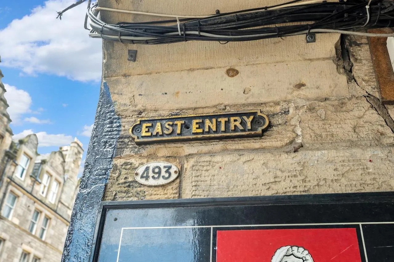 Unique 2 Bedroom Castle Suite Apartment - Near Edinburgh Castle & Royal Mile