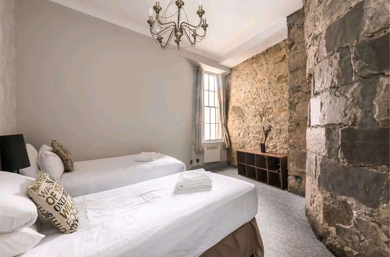 Unique 2 Bedroom Castle Suite Apartment - Near Edinburgh Castle & Royal Mile