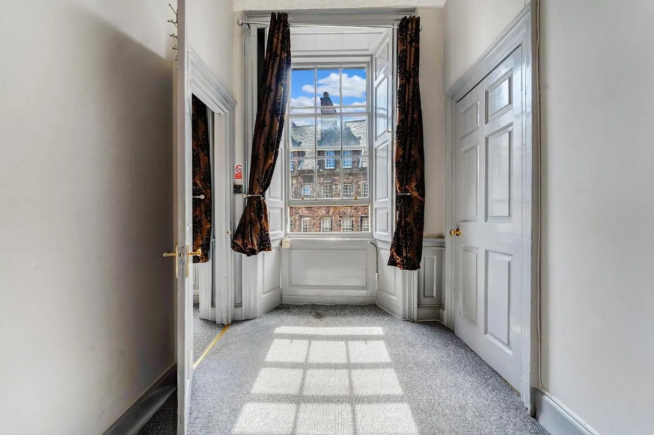 Unique 2 Bedroom Castle Suite Apartment - Near Edinburgh Castle & Royal Mile