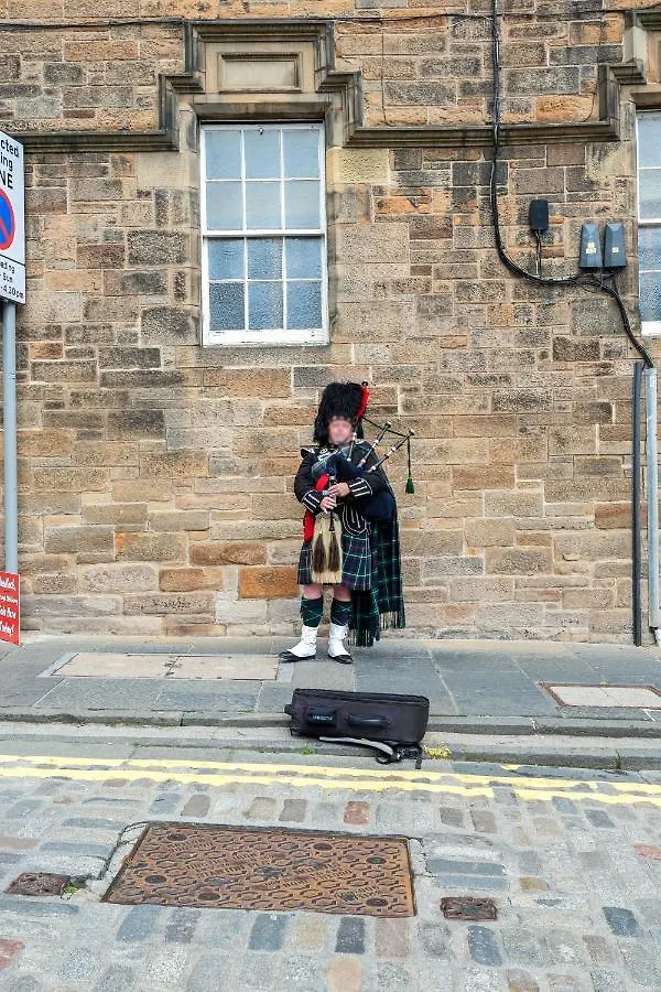 Unique 2 Bedroom Castle Suite Apartment - Near Edinburgh Castle & Royal Mile