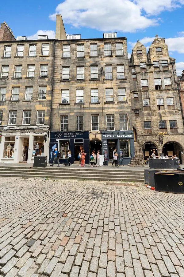 Unique 2 Bedroom Castle Suite Apartment - Near Edinburgh Castle & Royal Mile