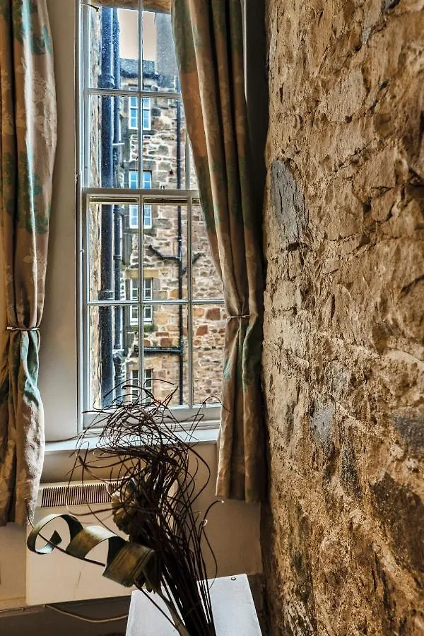 Unique 2 Bedroom Castle Suite Apartment - Near Edinburgh Castle & Royal Mile